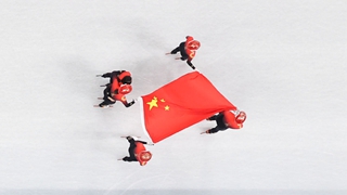 在體育館的最高處，我似乎看見(jiàn)“雪從天降，落地成金”
