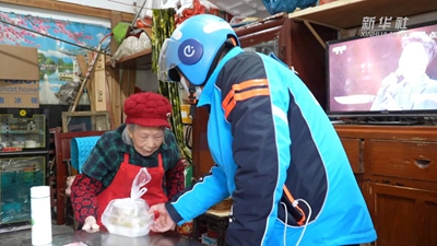 “00后”外賣(mài)小哥無(wú)償為3位獨居老人送餐百天