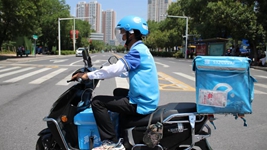 高校開(kāi)學(xué)季，看外賣(mài)小哥、保安和核酸檢測員的勵志求學(xué)路