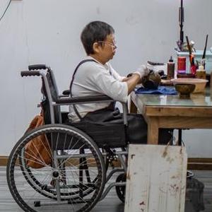 微信分享圖 (社會(huì ))(3)打造大漆藝術(shù)空間 “巧”手“制”出就業(yè)路