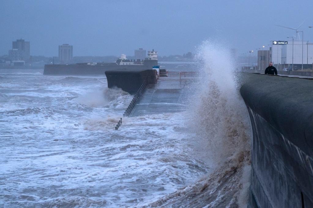 英國部分地區遭遇風(fēng)暴天氣
