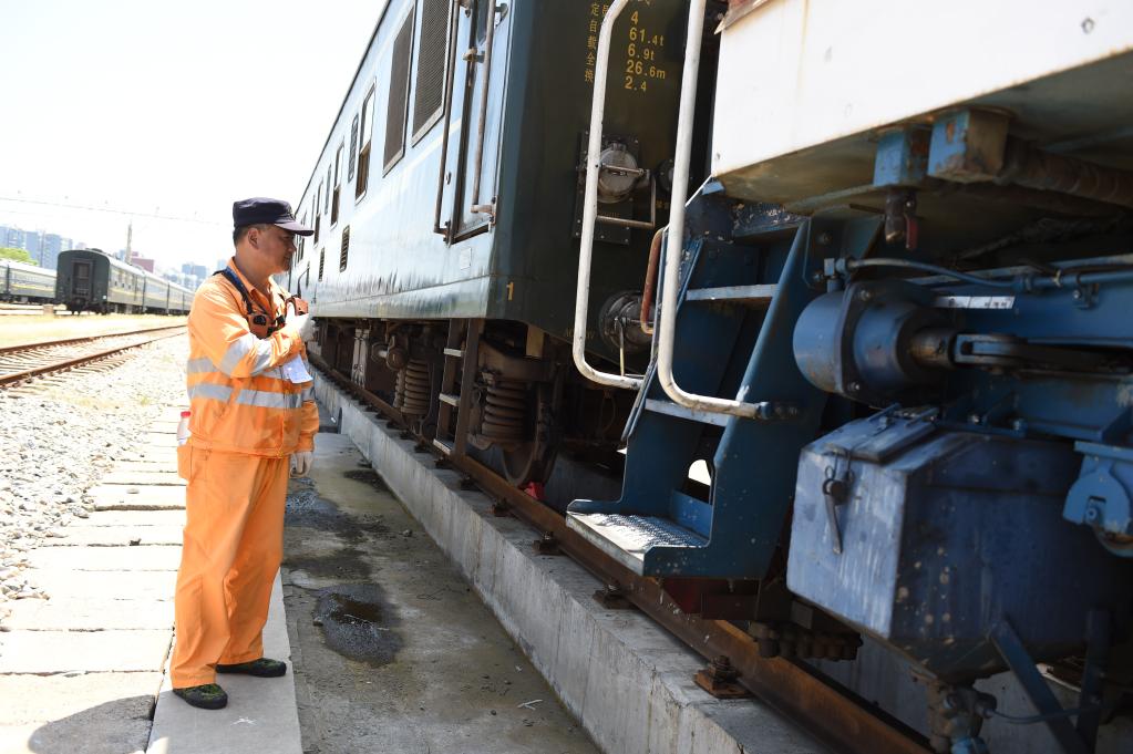 新華全媒＋丨暑運中的調車(chē)員：堅守崗位 保障行車(chē)安全
