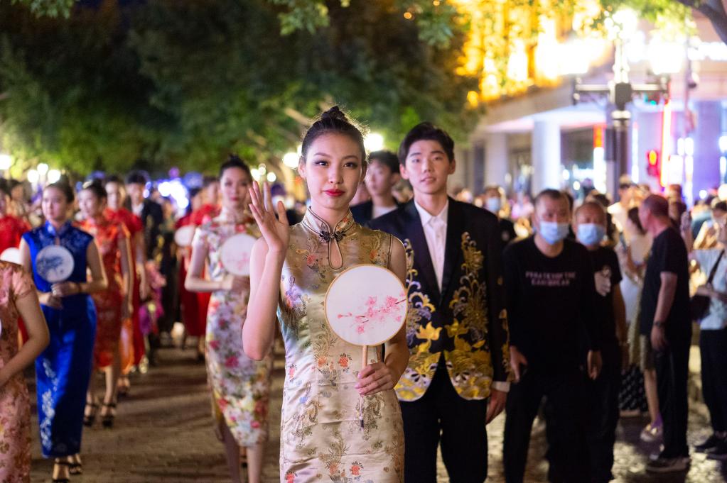 創(chuàng  )意時(shí)尚元素扮靚夏日“冰城”