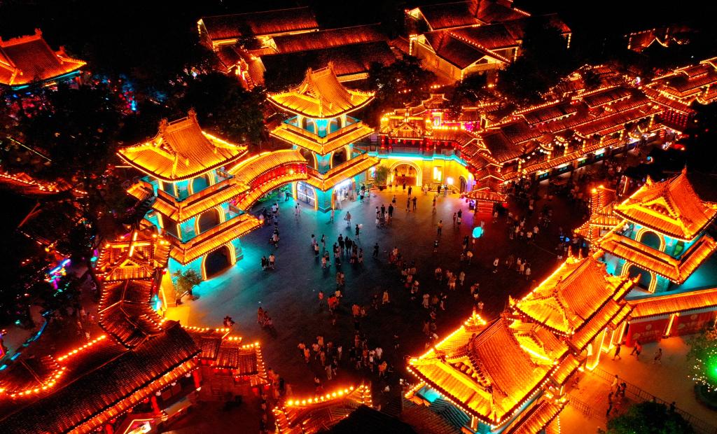 陜西周至：煙火巷子點(diǎn)亮夏日“夜經(jīng)濟”