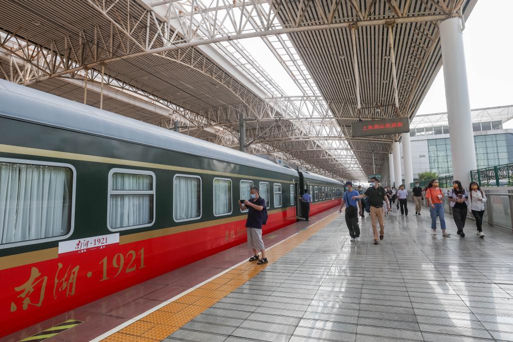 上?；謴烷_(kāi)行至嘉興紅色旅游列車(chē)