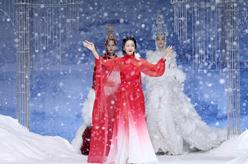 中國國際時(shí)裝周（2023春夏系列）開(kāi)幕秀在京舉行