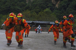 搶救生命 全力救災——解放軍和武警部隊支援四川地震72小時(shí)直擊