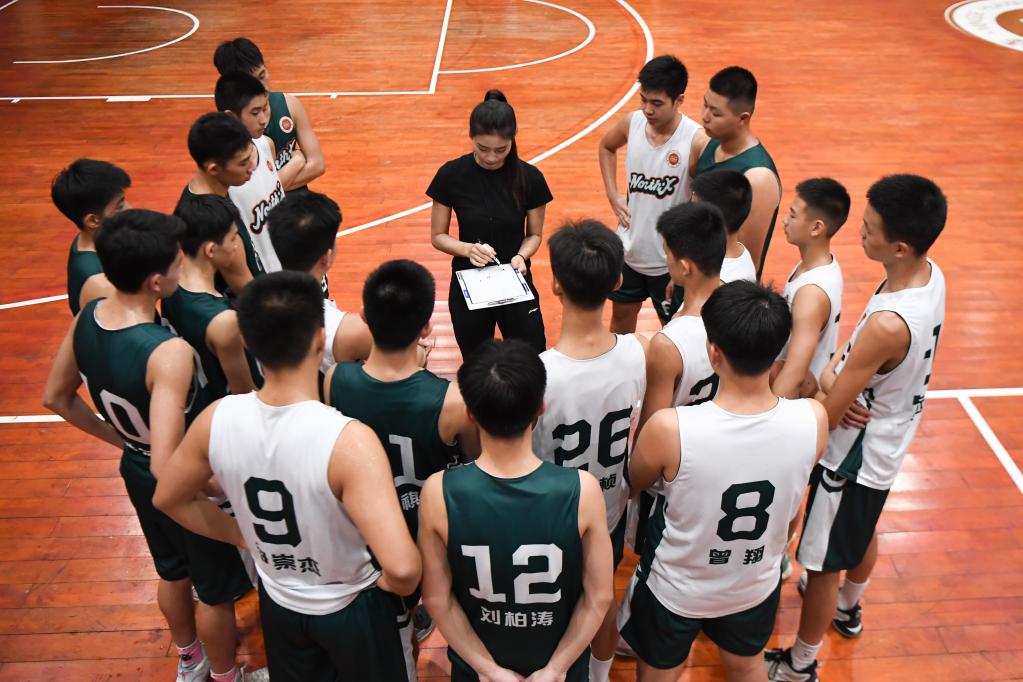 新華全媒+｜是教師也是教練，這個(gè)“95后”女孩帶出全國冠軍