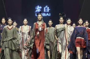 “素白·馬乖”時(shí)裝發(fā)布會(huì )在京舉行