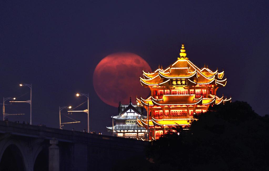新華全媒+丨詩(shī)意中國——平分秋色一輪滿(mǎn)，長(cháng)伴云衢千里明