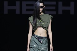 “HBEH·惠文龍”時(shí)裝發(fā)布會(huì )在京舉行