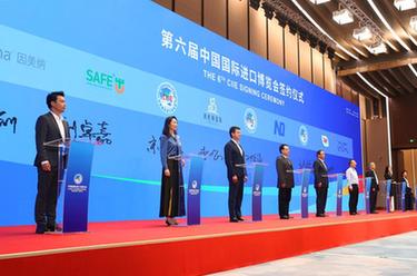 第五屆進(jìn)博會(huì )倒計時(shí)50天暨第六屆進(jìn)博會(huì )簽約活動(dòng)在上海舉行