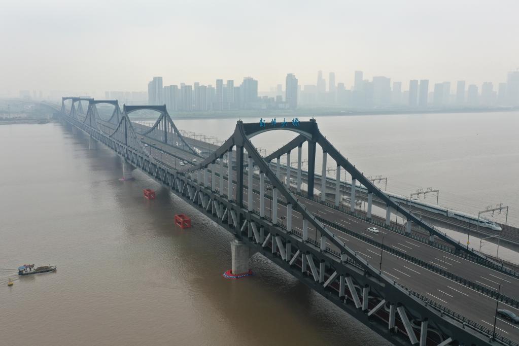 國內首座多跨長(cháng)聯(lián)公軌兩用鋼桁梁橋通車(chē)