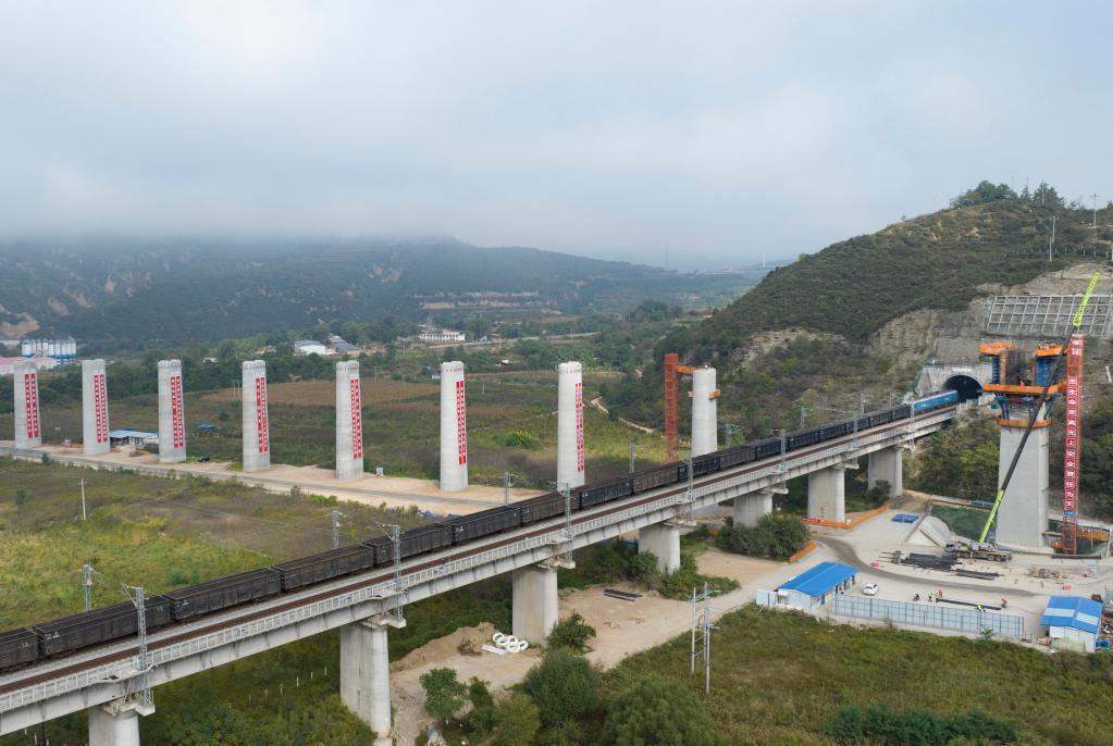 新華全媒+丨陜北革命老區首條高鐵建設穩步推進(jìn)