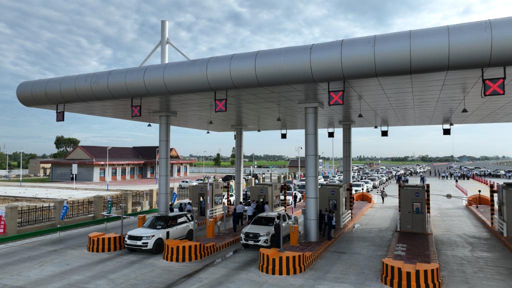 中企投建的柬埔寨首條高速公路試運營(yíng)