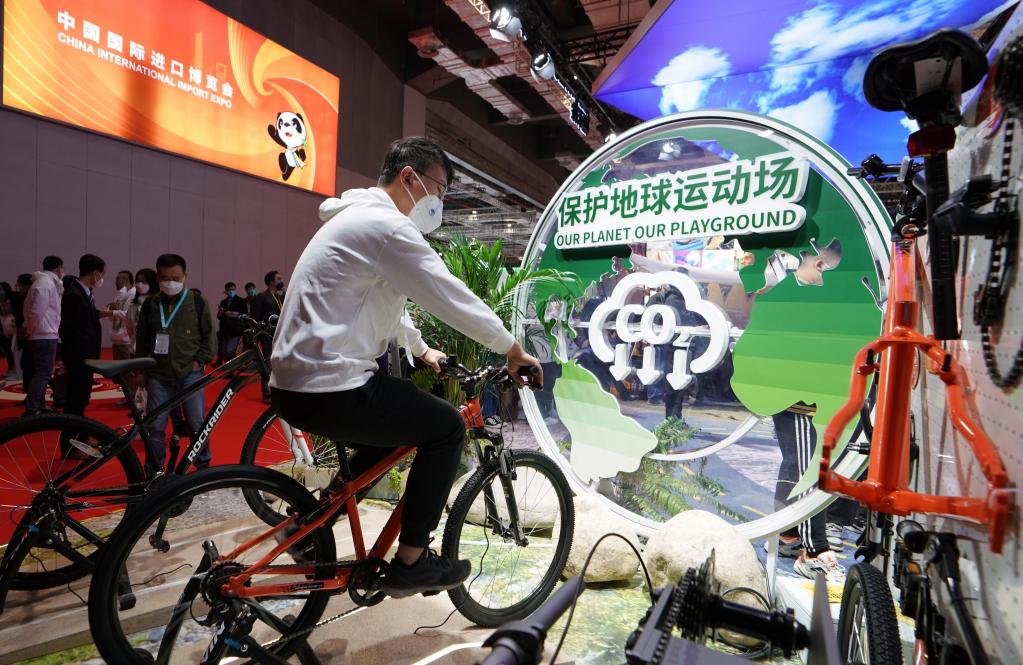 新華全媒+丨第五屆進(jìn)博會(huì )的“綠色低碳風(fēng)”
