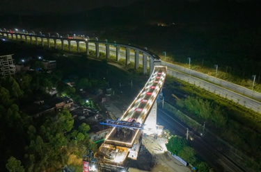 清遠磁浮旅游專(zhuān)線(xiàn)長(cháng)隆特大橋跨京廣鐵路連續梁轉體成功