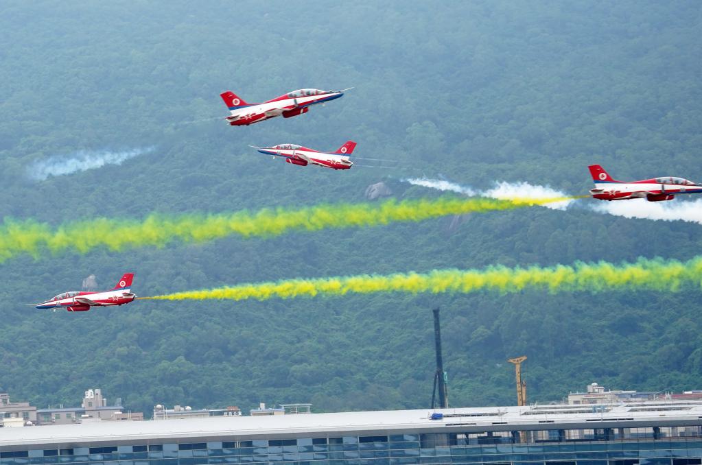 空軍50型武器裝備在中國航展成體系亮相 多型戰機飛行表演展現實(shí)戰化軍事訓練成就