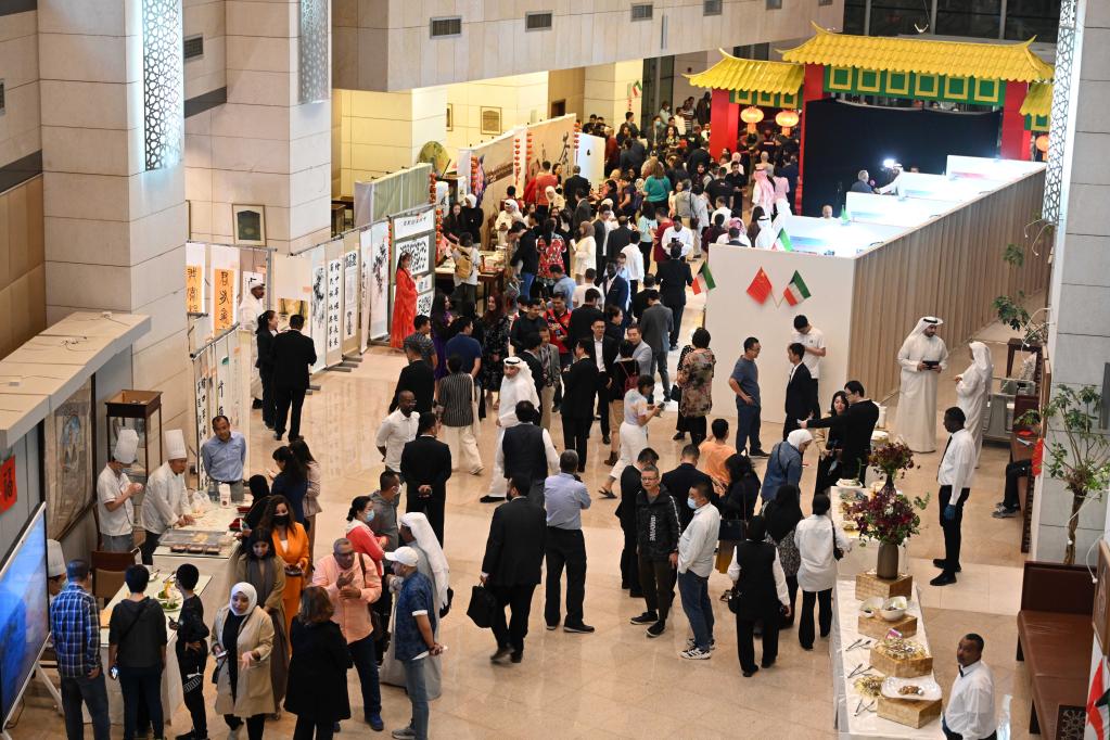 “新時(shí)代中國的非凡十年”圖片展暨中國電影美食文化節在科威特舉行