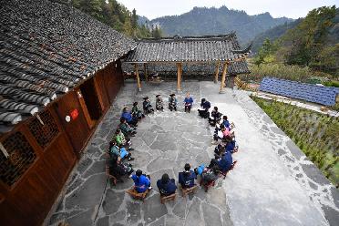 “不管多偏遠的地方，都不會(huì )被落下”——十八洞村里宣講二十大精神的“院壩會(huì )”