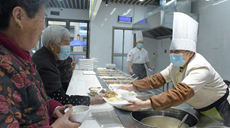 新華全媒+丨縣域養老中央廚房服務(wù)老人