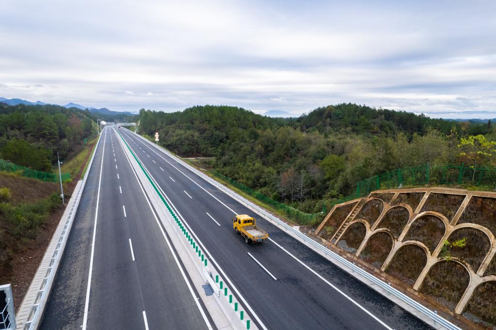 湖南首條智慧高速平益高速公路全線(xiàn)通車(chē)運營(yíng)