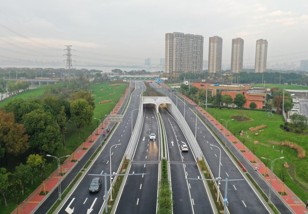 江蘇蘇州：下穿通航運河異型雙層隧道建成通車(chē)
