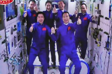 新華全媒+丨神舟十五號、神舟十四號乘組“太空會(huì )師”