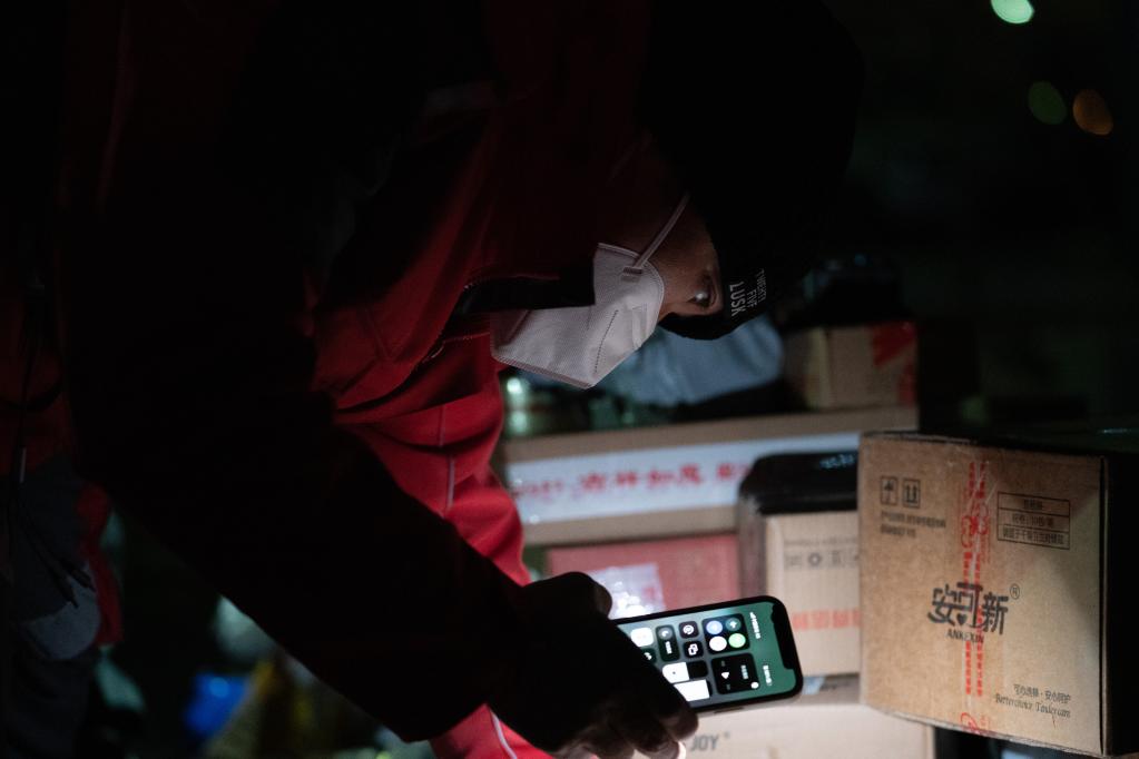 新華全媒+丨京外支援、夜間派送，疏通北京快遞堵點(diǎn)