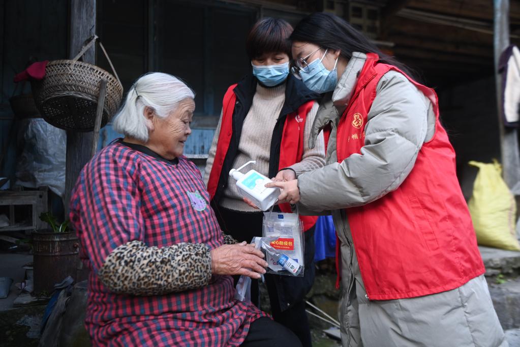 新華全媒＋丨愛(ài)心志愿團助力山村“一老一小”醫療保障