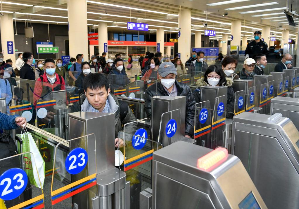 新華全媒+丨深港口岸開(kāi)始恢復內地與香港人員正常往來(lái)