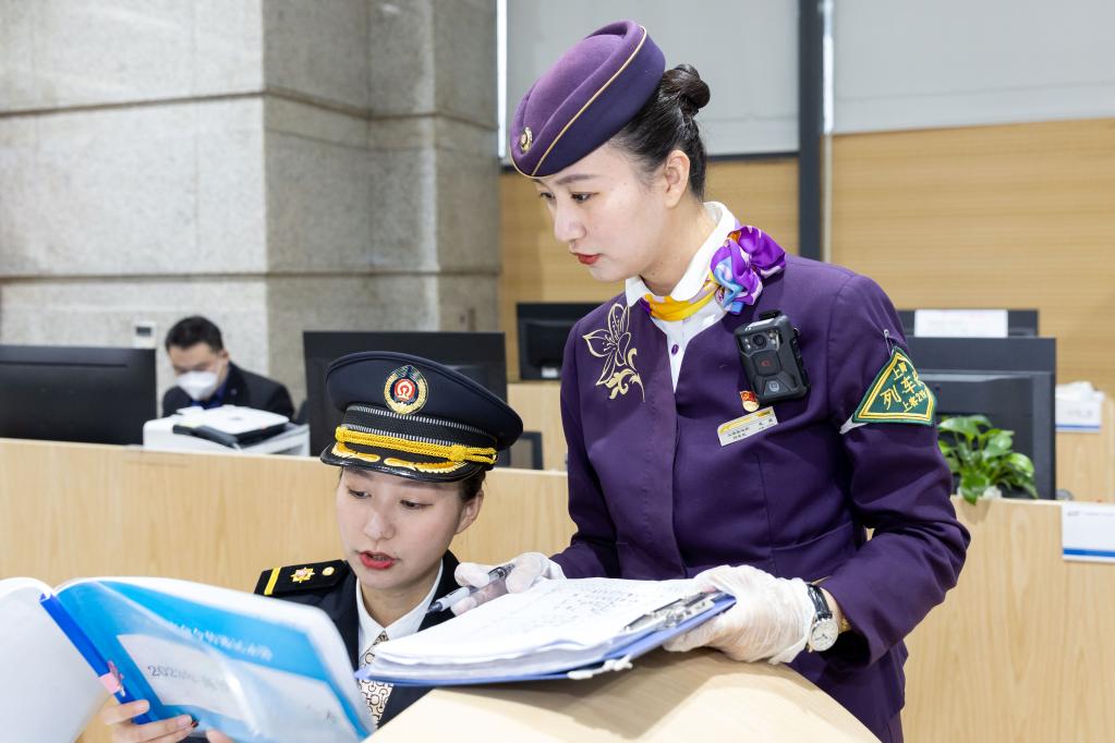 新華全媒+丨鐵路姐妹花，守護春運回家路