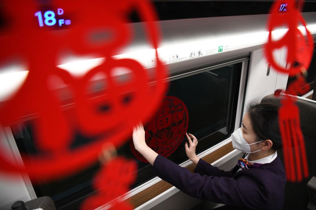 新春走基層丨奔向團圓的“夜間高鐵”：載著(zhù)溫暖與期盼
