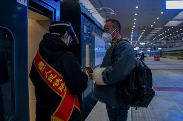 新華全媒+·新春走基層丨坐上自己曾駕駛的火車(chē)，他沿著(zhù)青藏線(xiàn)回家過(guò)年