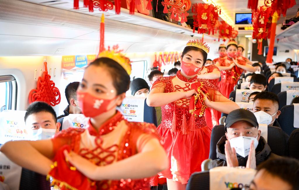 新春走基層丨列車(chē)上的“春晚” 將歡樂(lè )帶回家
