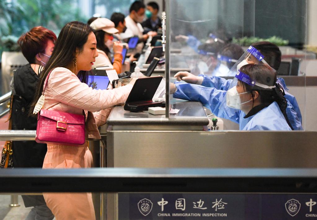 ?？冢憾啻氩⑴e保障旅客高效通關(guān)