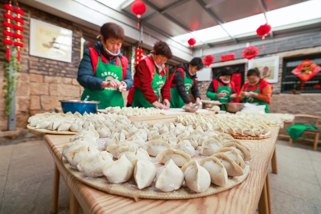 山東榮成：春節里“暖心食堂”不打烊