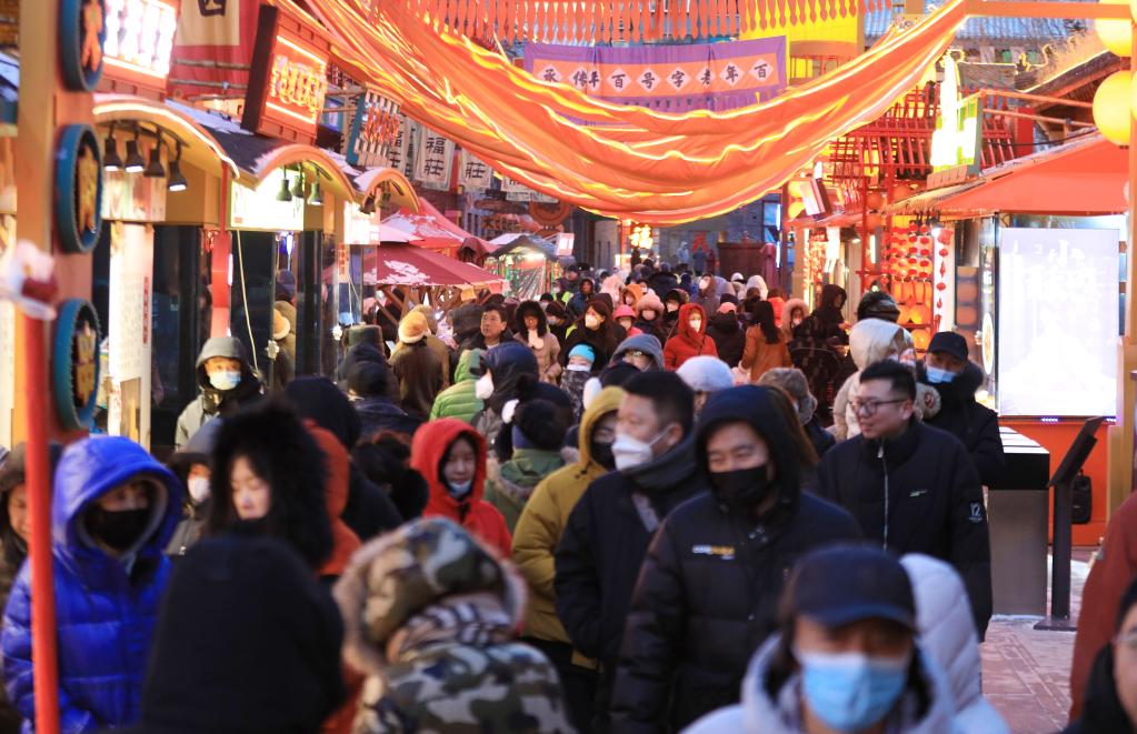 新華全媒＋丨遼寧沈陽(yáng)：皇寺廟會(huì )年味濃 北市場(chǎng)里過(guò)大年