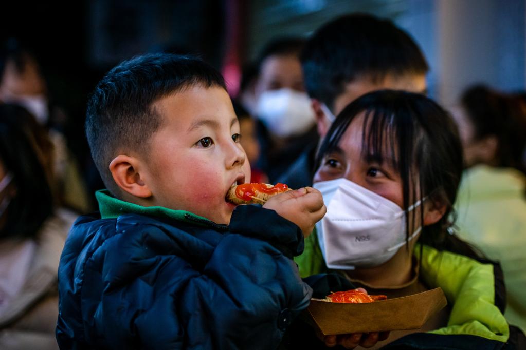 新華全媒＋丨鏡頭里的中國年——享美食 過(guò)大年