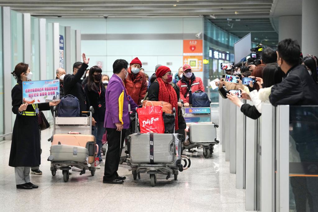 內地與港澳人員往來(lái)全面恢復后首個(gè)香港赴北京旅游團抵京