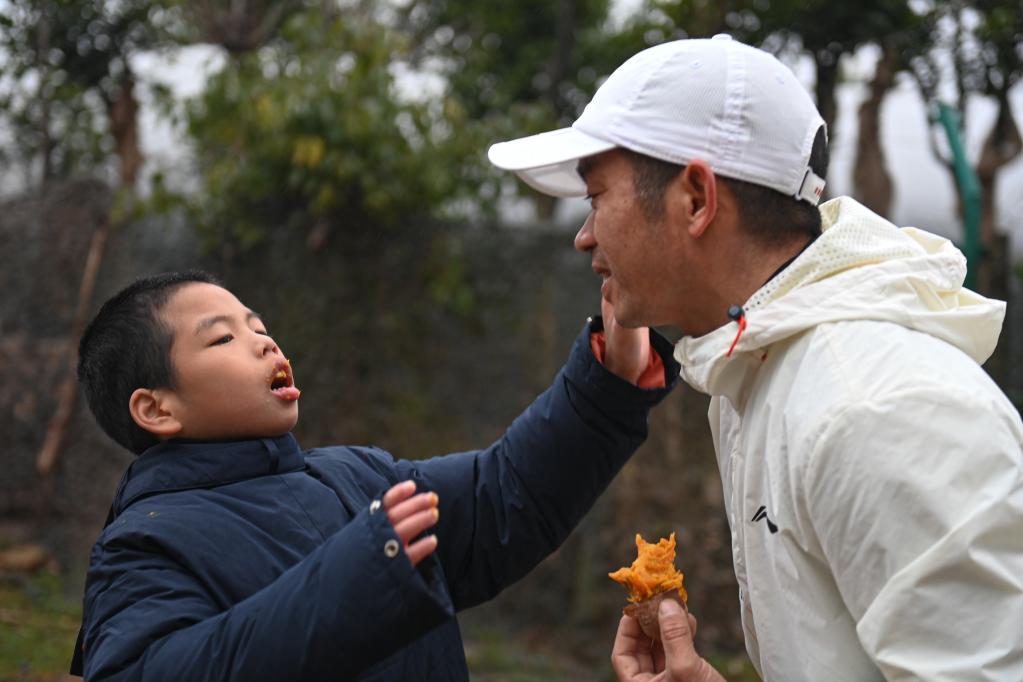 新華全媒+丨這位父親，推著(zhù)兒子跑過(guò)56個(gè)馬拉松