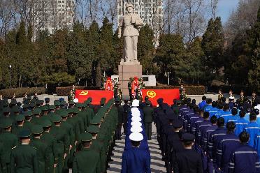 “把雷鋒精神代代傳承下去！”——軍地青年典型代表祭掃雷鋒墓側記