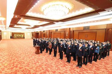 十四屆全國人大專(zhuān)門(mén)委員會(huì )組成人員進(jìn)行憲法宣誓