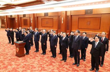 國務(wù)院各部部長(cháng)、各委員會(huì )主任、中國人民銀行行長(cháng)、審計長(cháng)進(jìn)行憲法宣誓