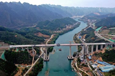 廣西最大跨徑雙向六車(chē)道高速公路連續剛構橋雙幅合龍