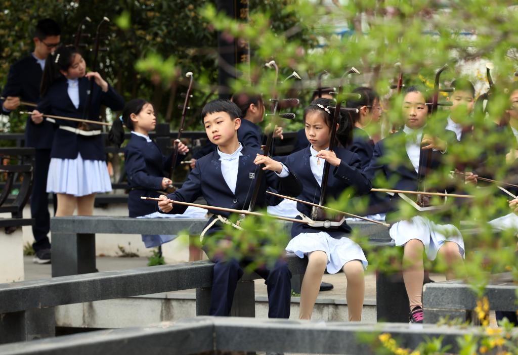 太湖之濱 琴韻悠揚——江蘇無(wú)錫一所小學(xué)推廣二胡文化 傳承民族藝術(shù)