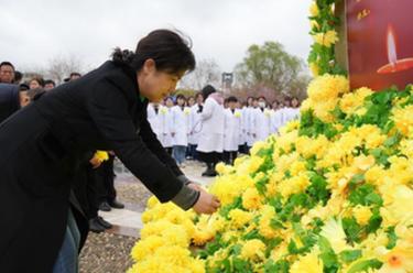 清明前夕 醫學(xué)師生致敬“無(wú)言良師”