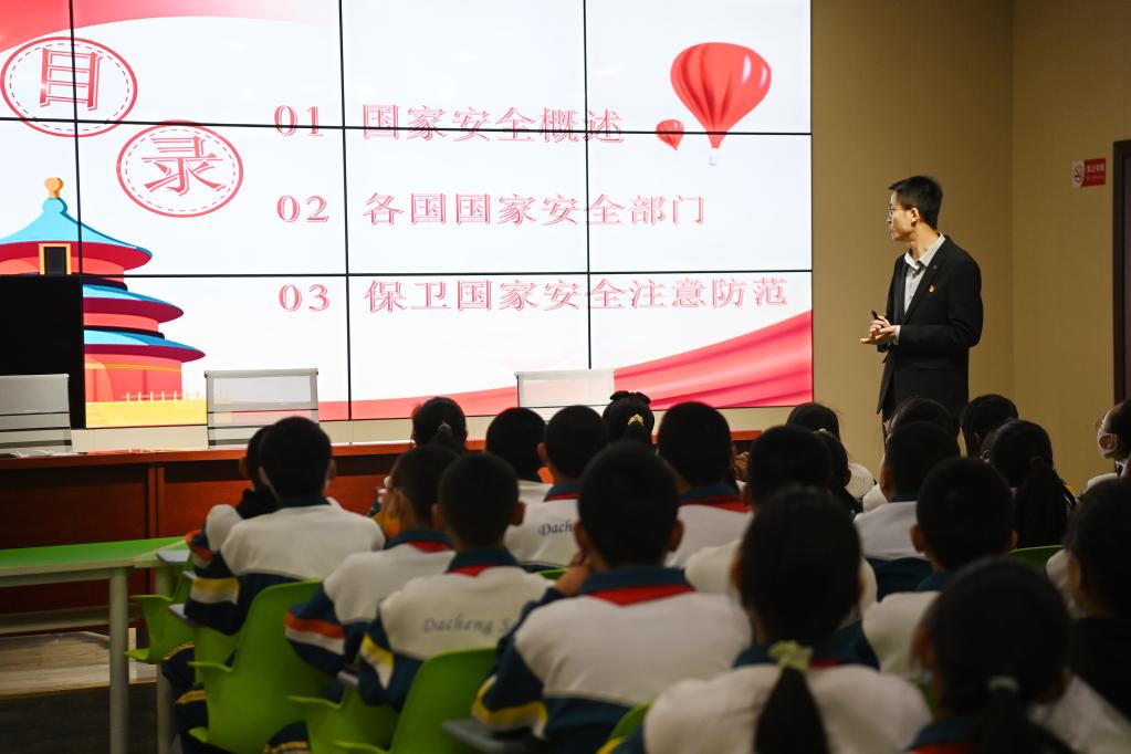 新華全媒+丨主題班會(huì )、禁毒宣傳、安全講座——全民國家安全教育日活動(dòng)進(jìn)校園