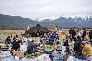 在巴松措體驗露營(yíng)生活