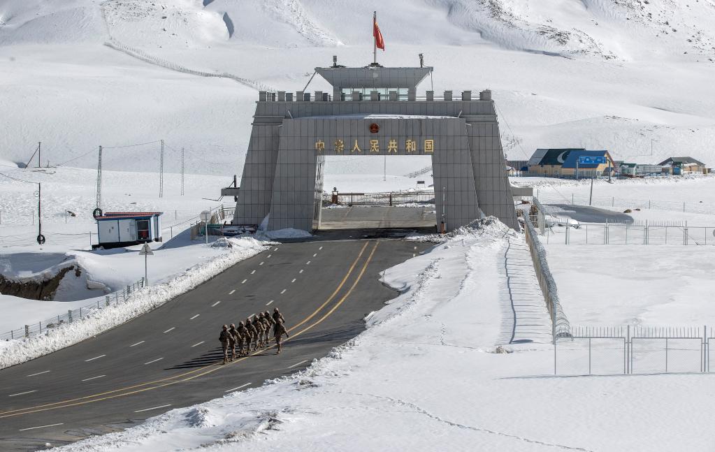 國道之行 從雪山奔向大海丨“清澈的愛(ài)”奔流在世界海拔最高的國門(mén)